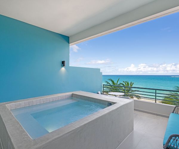 Balcony with plunge pooll and an ocean view